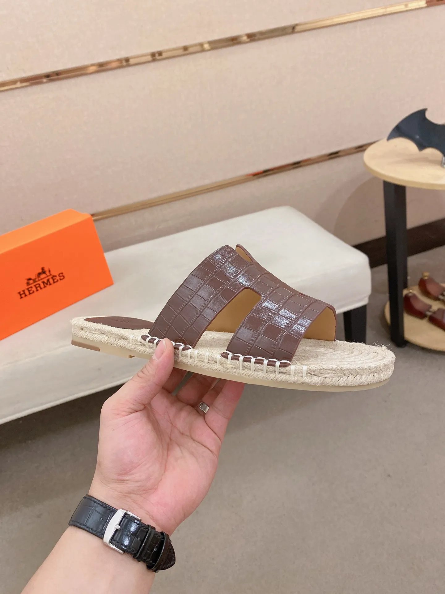 Factory price: 340💰high-end version. "HERMES" Hermès 💁♂️Men's casual slippers, compare the quality at the counter🧚🏿♂️ The upper is made of cowhide leather 🐊crocodile pattern workmanship, purely hand-drawn, raw rubber breathable and non-slip outsole, the inner is breathable and comfortable lambskin, the density is 100% comfortable, the original rubber outsole is wear-resistant and has a code number of 38-44. Can be customized 45-46-47💥🏆